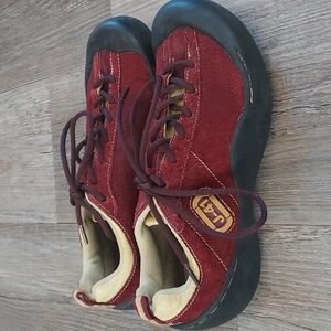 J-41 JEEP engineered  traction sole size 8 womens burgandy/red